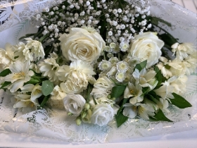 IVORY AND WHITE GIFT BOUQUET